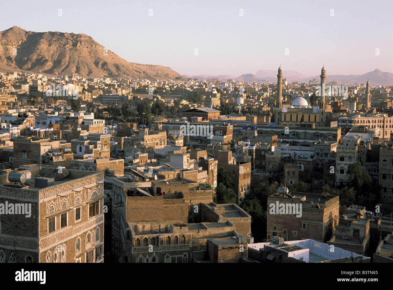 Asia, Yemen, Sana'a. Vista sulla città vecchia. Foto Stock