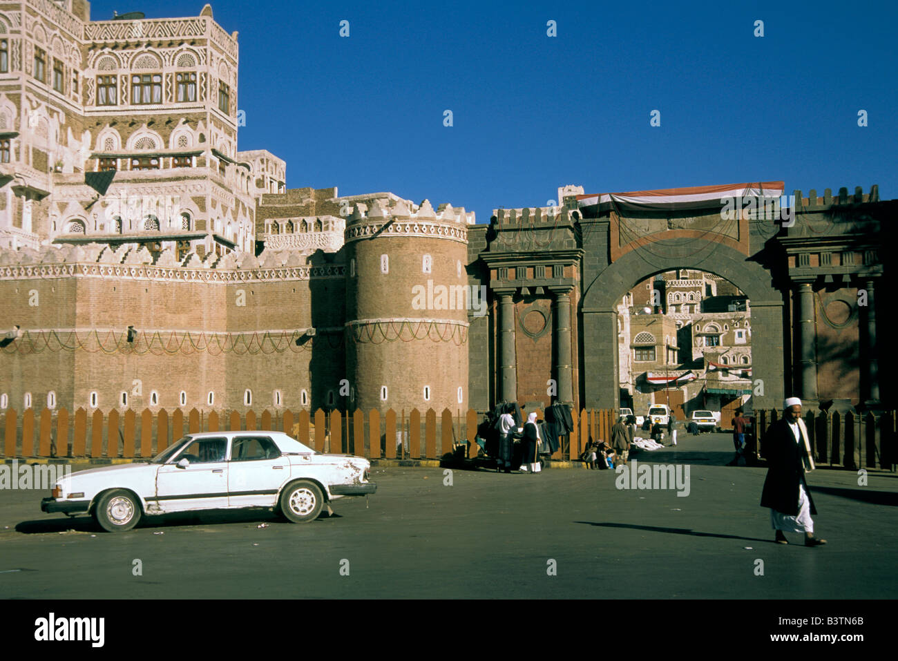Asia, Yemen, Sana'a. Bab Al-Yemen, cancello di ingresso alla città vecchia. Foto Stock