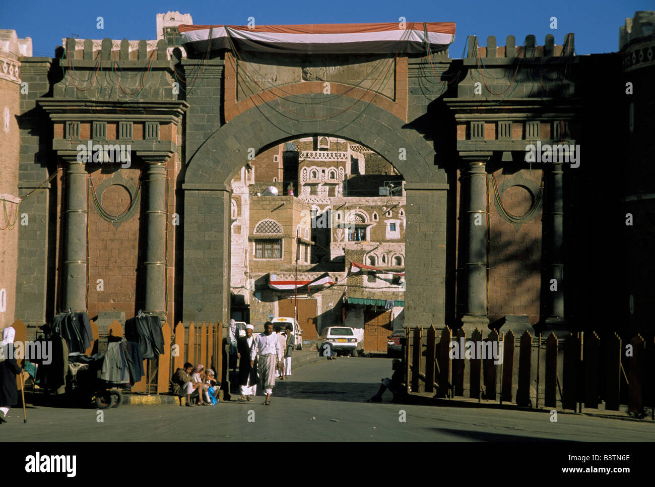 Asia, Yemen, Sana'a. Bab Al-Yemen, cancello di ingresso alla città vecchia. Foto Stock