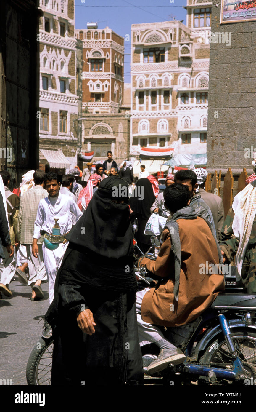 Asia, Yemen, Sana'a. Market street scene, Bab Al-Yemen. Foto Stock