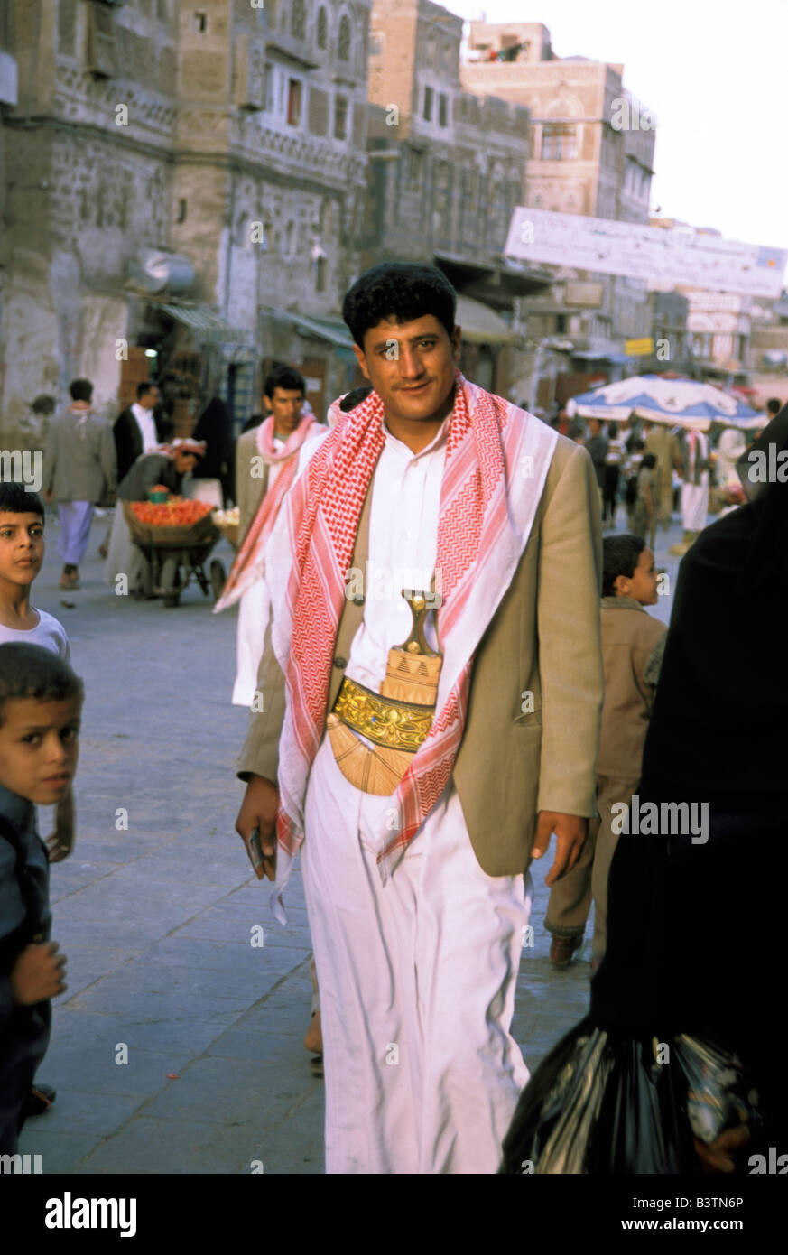 Asia, Yemen, Sana'a. Gli uomini nel mercato, Bab Al-Sabah. Foto Stock