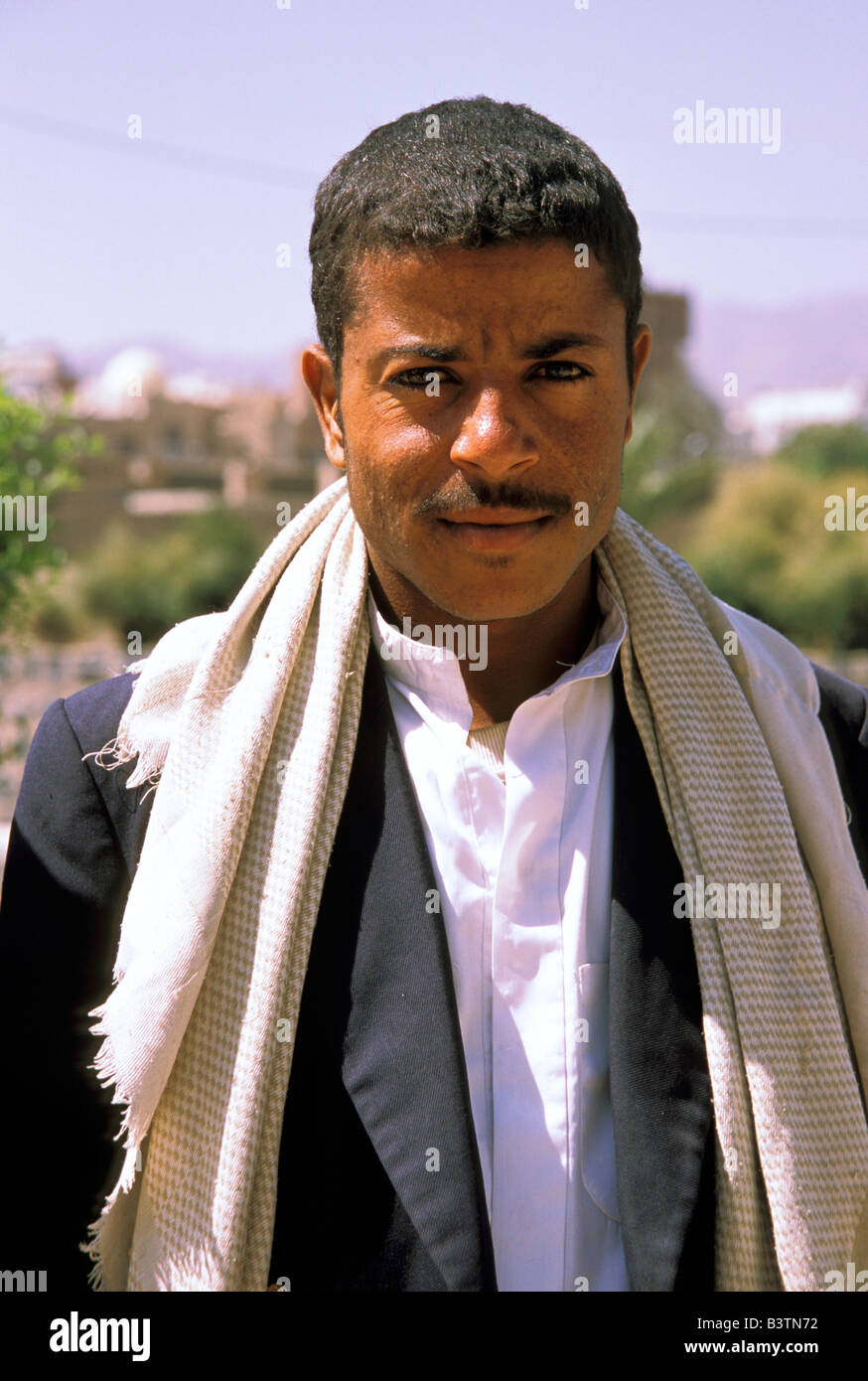 Asia, Yemen, Sana'a. Bab Al-Sabah, yemeniti l'uomo. Foto Stock