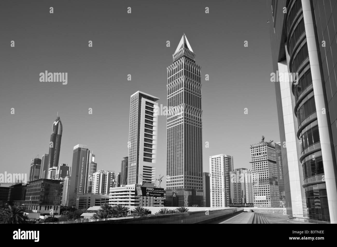 Emirati Arabi Uniti Dubai, Dubai City. Edificio Tower-Up e di Sheik Zayed Road Highrises Foto Stock