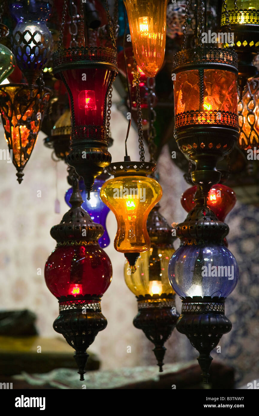 Emirati Arabi Uniti Dubai, Umm Suqeim. Madinat Jumeirah Shopping lampade Complex-Arabian Foto Stock