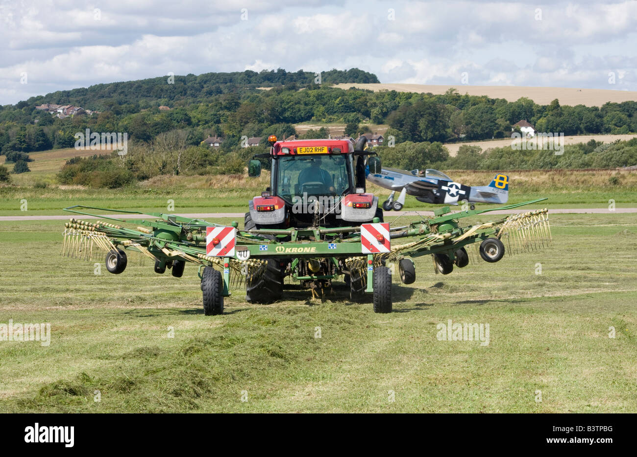 Krone Rotary Grass Cutter in azione sul campo d'aviazione all'aeroporto di Shoreham, West Sussex, Inghilterra, Regno Unito Foto Stock