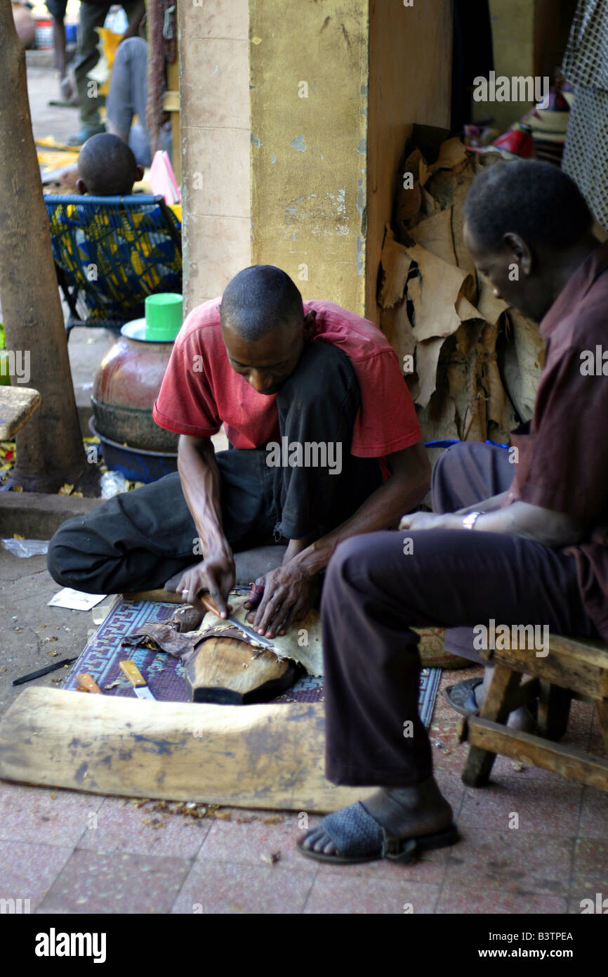 Un artigiano Scena di mercato di Bamako, in Mali. Foto Stock