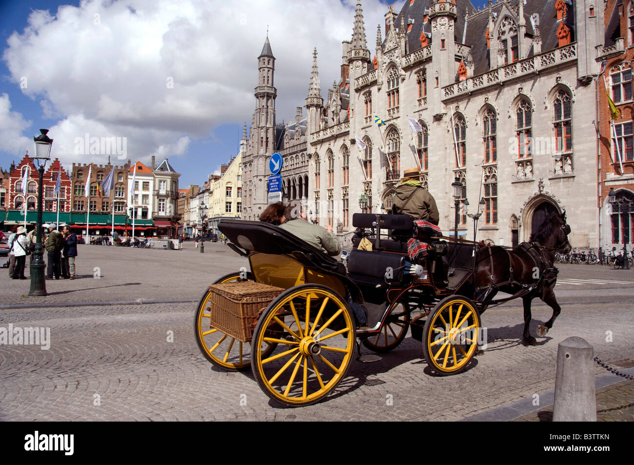 Belgio, Brugge (aka Brug o Bruge). Il mercato medievale Piazza, horsedrawn giro in carrozza. Foto Stock