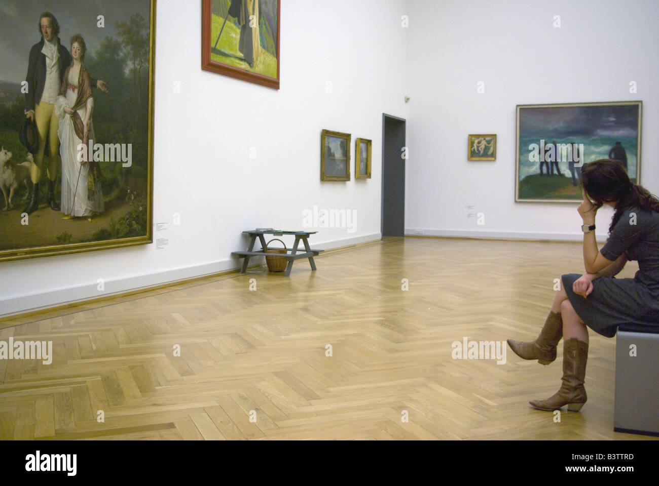 In Europa, Danimarca, Copenaghen, Statens Museum Kunst, pensieroso il visitatore in danese Galleria Nazionale Foto Stock
