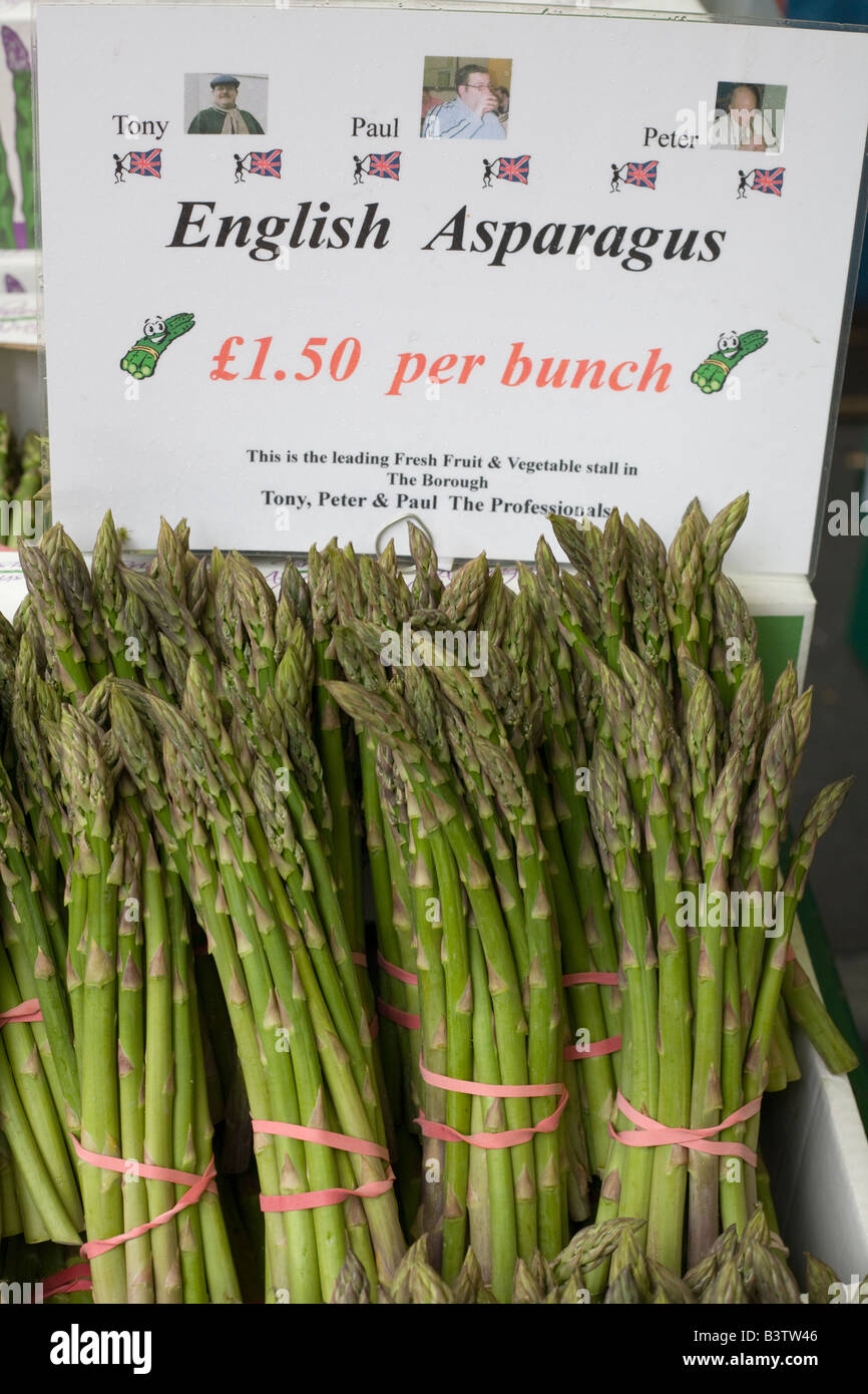 Asparagi in inglese per la vendita al mercato di Borough, Londra Foto Stock