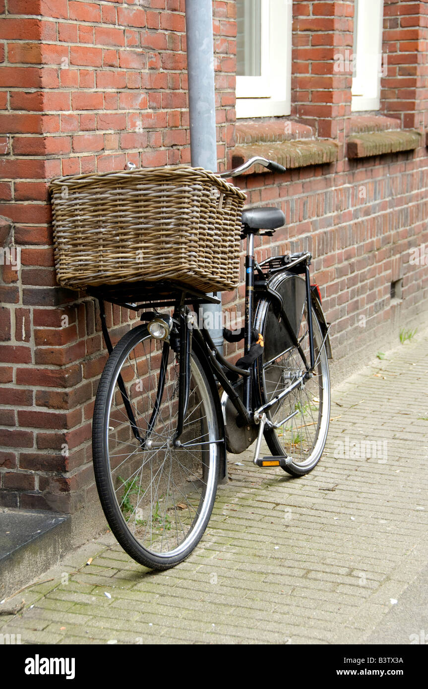 Europa, Paesi Bassi (aka Holland), Amsterdam. Strada tipica scena, bici. Foto Stock
