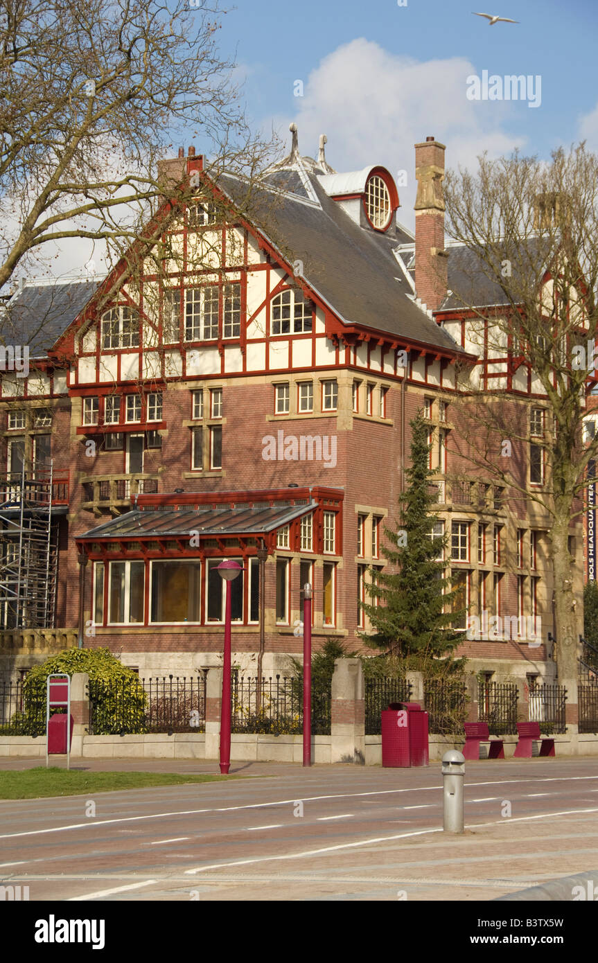 Paesi Bassi (aka Holland), Amsterdam. Il quartiere dei musei, vicino al Rijksmuseum e Museo Van Gogh. Tipica architettura. Foto Stock