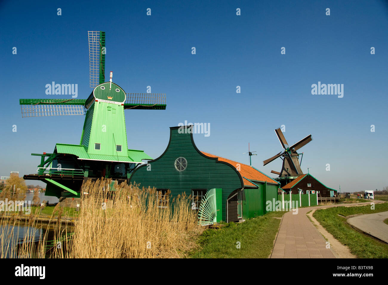 Paesi Bassi (aka Holland), Zaandam. Zaanse Schans, storico open air museum, Poelenburg Windmill (restaurata) c. 1867-1963. Foto Stock