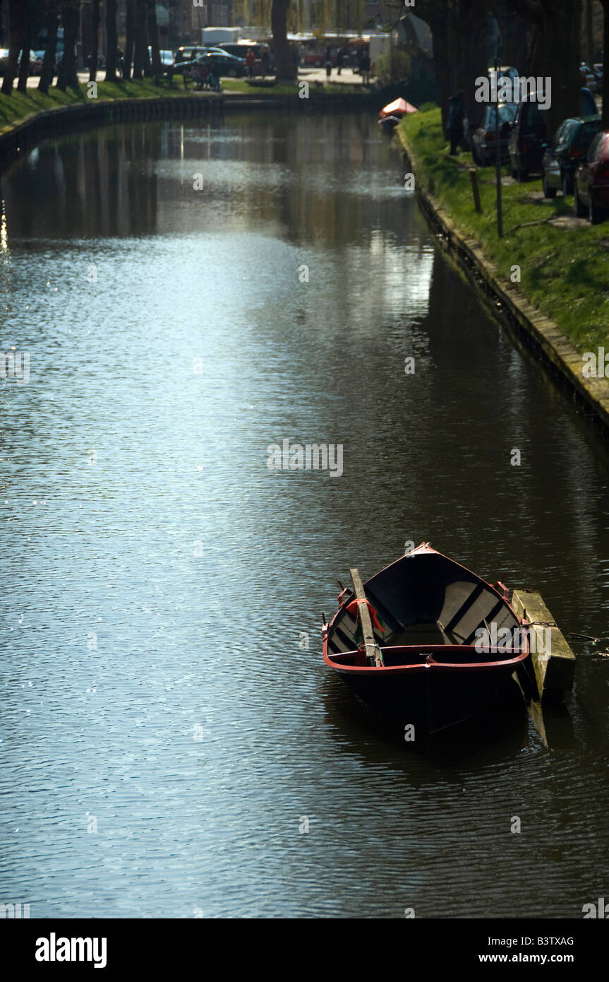 Europa, Paesi Bassi (aka Holland). Formaggio medievale producendo città di Edam. Edam canal con canotto. Foto Stock