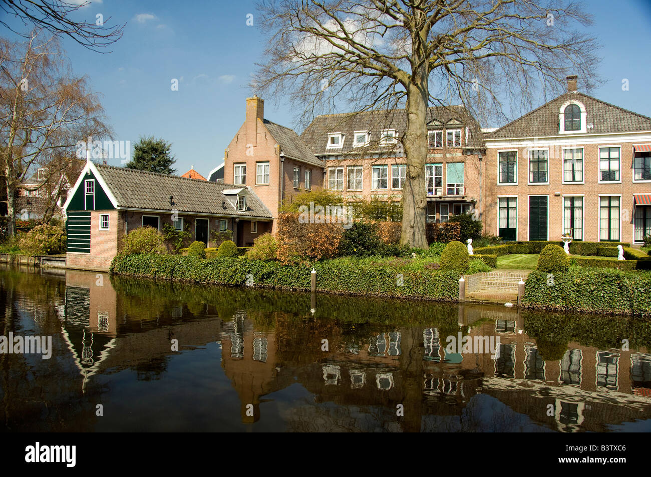Europa, Paesi Bassi (aka Holland). Formaggio medievale producendo città di Edam. Tipiche abitazioni lungo i canali a Edam. Foto Stock