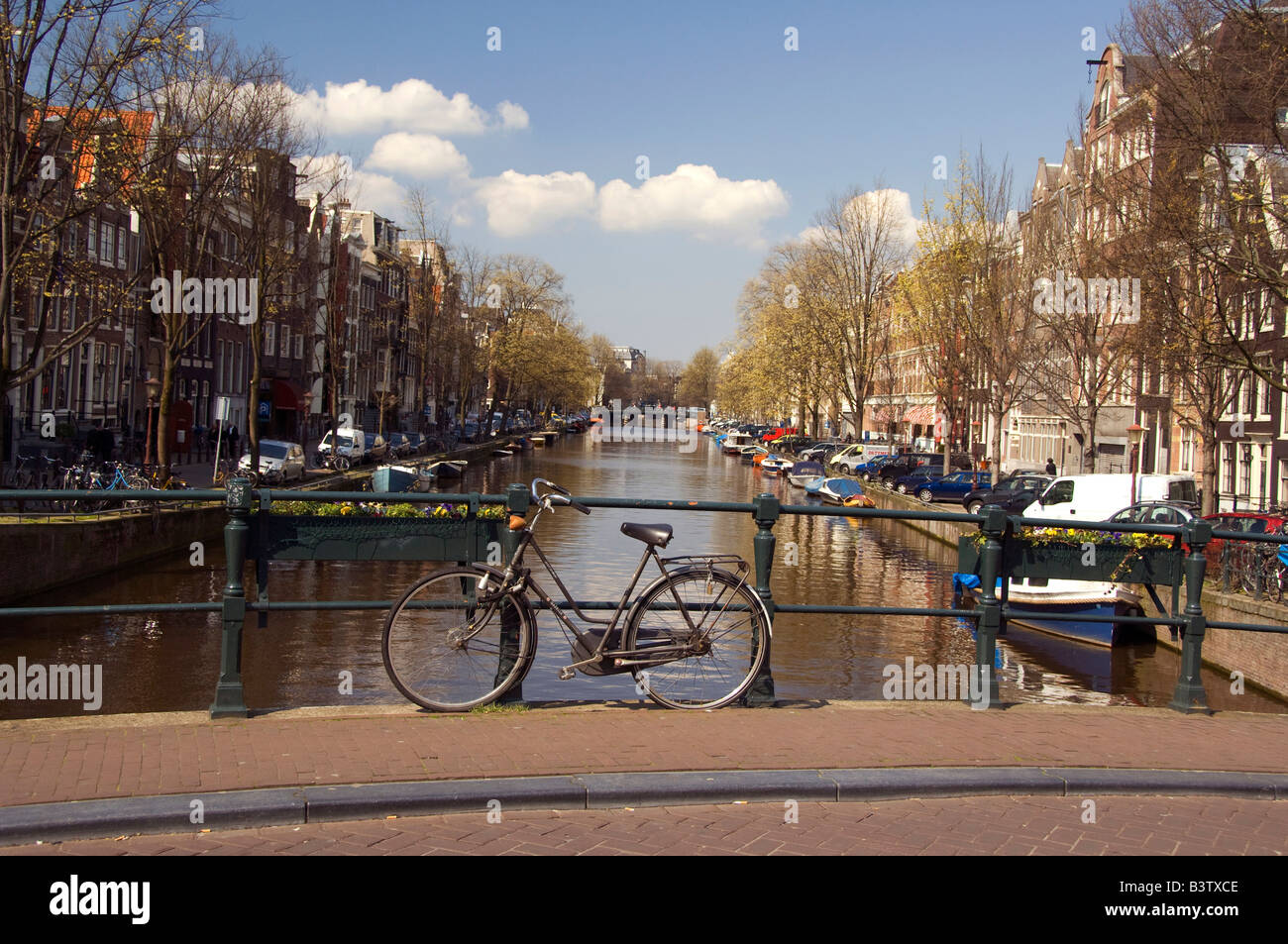 Europa, Paesi Bassi (aka Holland), Amsterdam. Tipica vista sul canale. Foto Stock