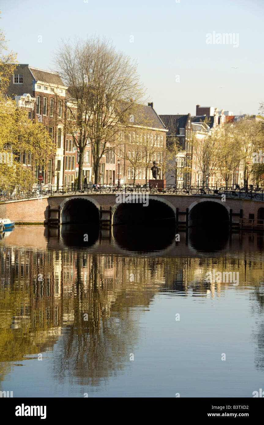 Europa, Paesi Bassi (aka Holland), Amsterdam. La mattina presto viste sul canale. Foto Stock