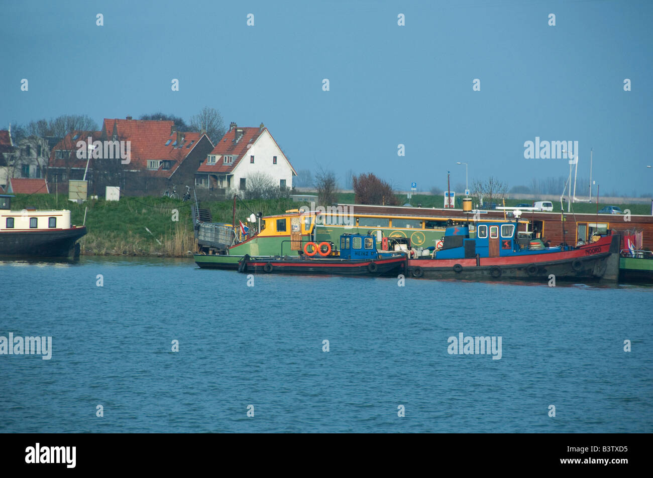 Europa, Paesi Bassi (aka Holland), Amsterdam. Rurale viste sul fiume al di fuori di Amsterdam. Foto Stock