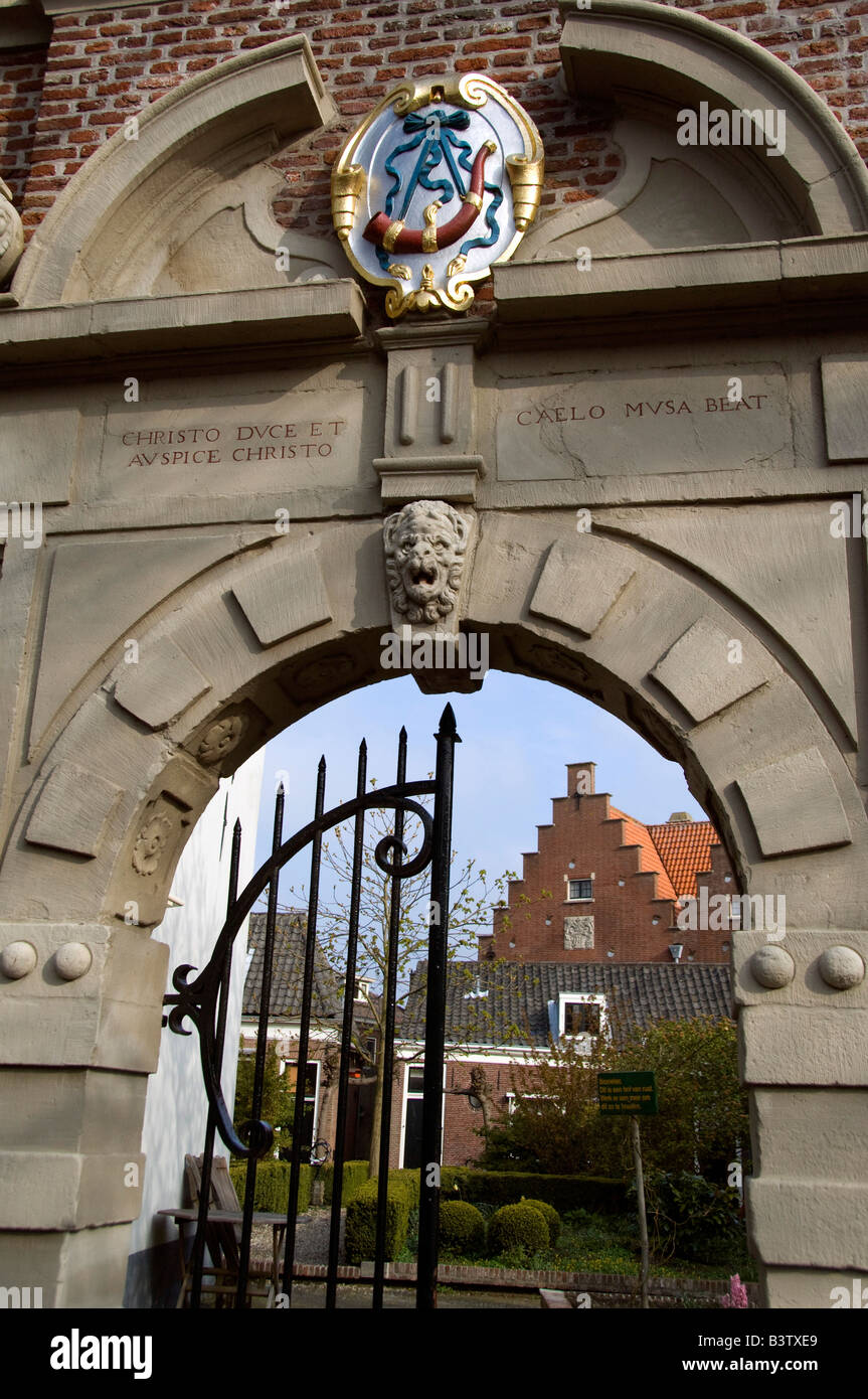 Europa, Paesi Bassi (aka Holland), West Friesland, Hoorn. Porta del cortile con stemma della città al di sopra della porta. Foto Stock