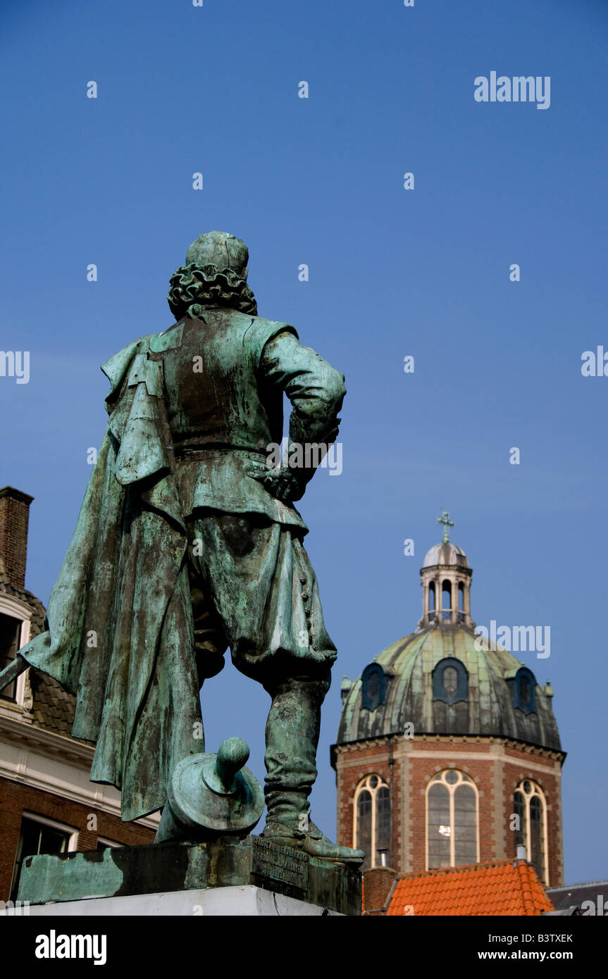 Paesi Bassi (aka Holland), Hoorn. Rode Steen (pietra rossa square). Statua di Jan Peterszoon Coen. Foto Stock