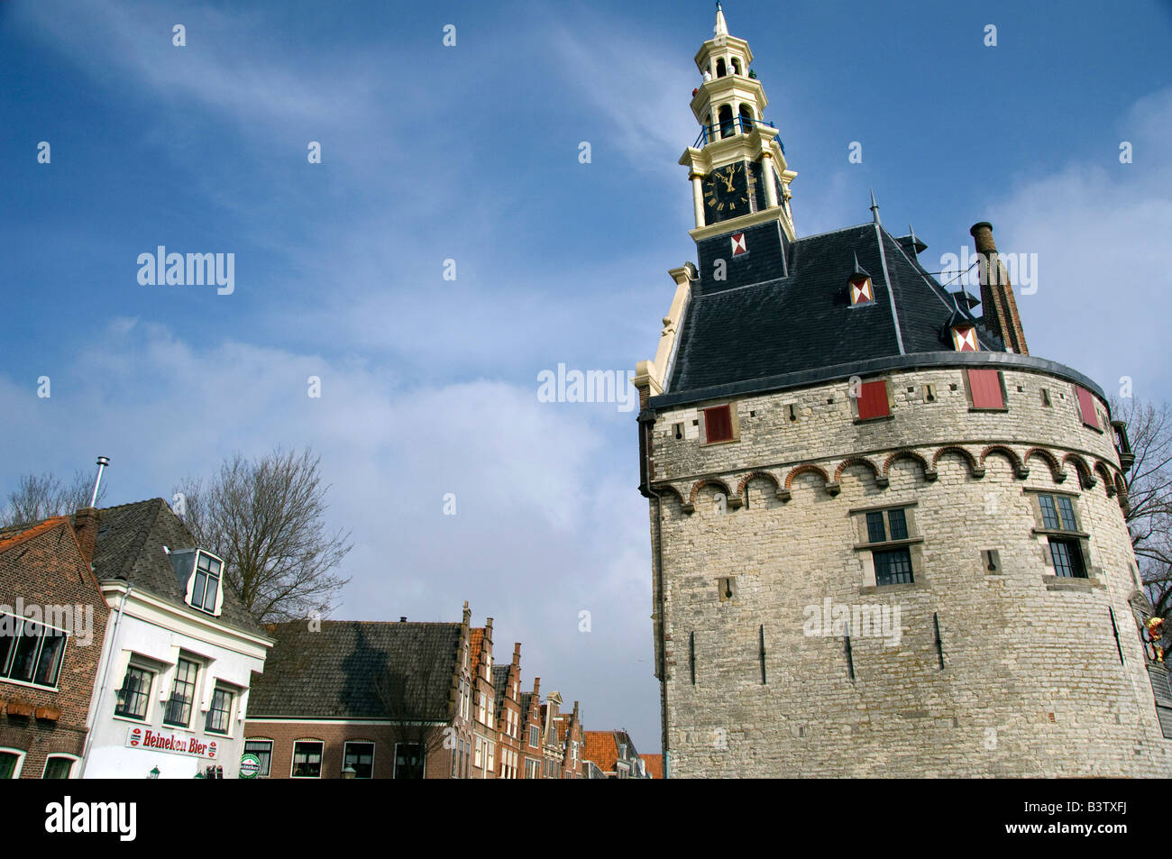 Europa, Paesi Bassi (aka Holland), West Friesland, Hoorn. Torre Hoofdtoren situato nel centro storico di Hoorn Porto. Foto Stock