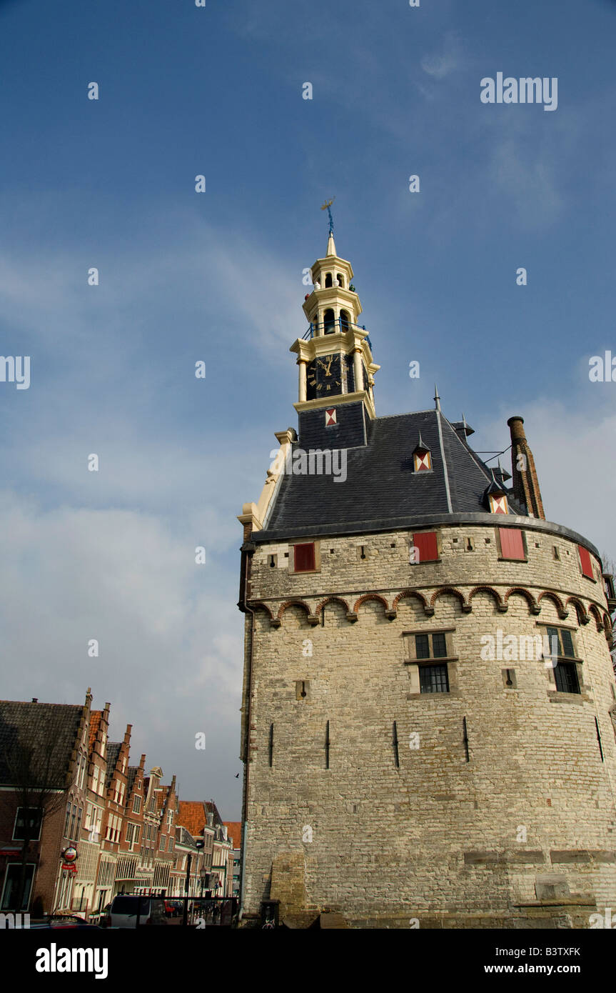 Europa, Paesi Bassi (aka Holland), West Friesland, Hoorn. Torre Hoofdtoren situato nel centro storico di Hoorn Porto. Foto Stock