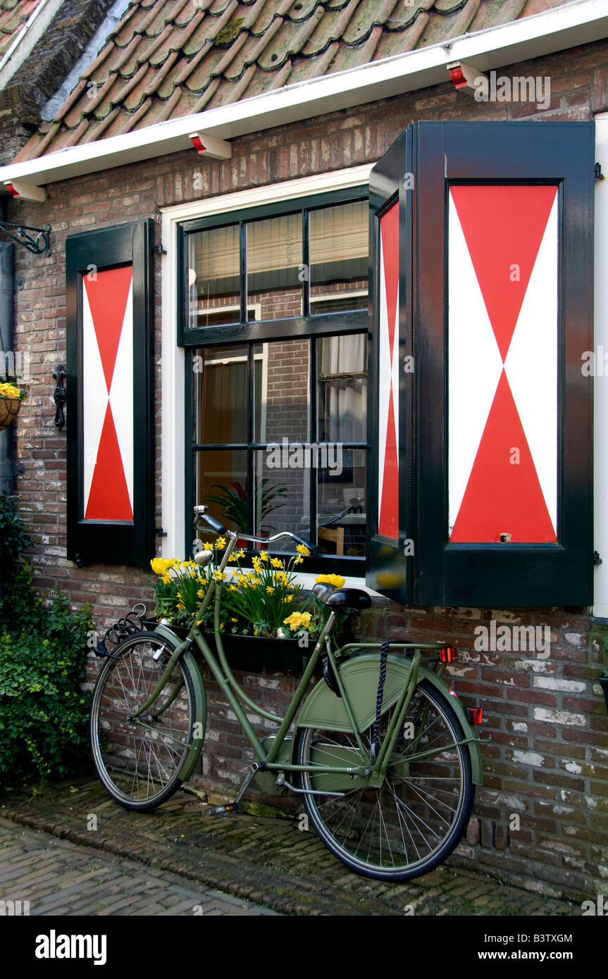 Europa, Paesi Bassi (aka Holland), Volendam. Popolare il pittoresco villaggio di pescatori sull'IJsselmeer. Foto Stock
