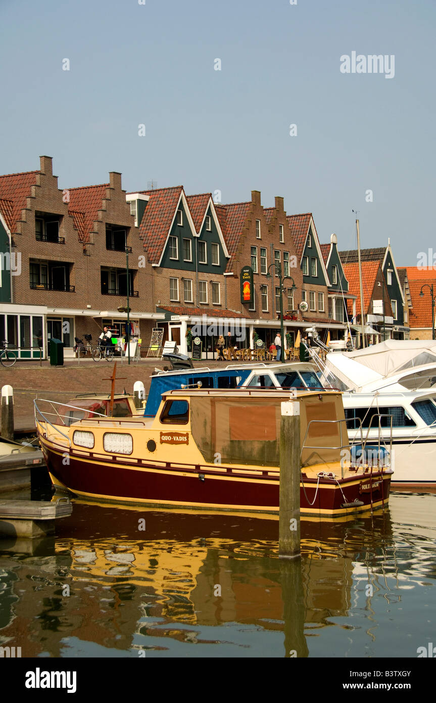 Europa, Paesi Bassi (aka Holland), Volendam. Popolare il pittoresco villaggio di pescatori sull'IJsselmeer. Viste procedure Dockside Wizard. Foto Stock