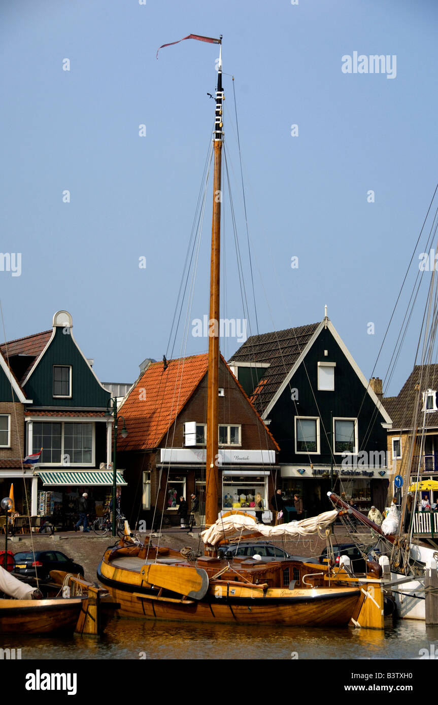 Europa, Paesi Bassi (aka Holland), Volendam. Popolare il pittoresco villaggio di pescatori sull'IJsselmeer. Viste procedure Dockside Wizard. Foto Stock