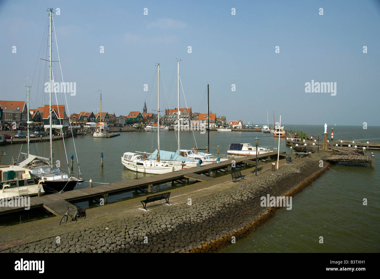 Europa, Paesi Bassi (aka Holland), Volendam. Popolare il pittoresco villaggio di pescatori sull'IJsselmeer. Viste procedure Dockside Wizard. Foto Stock