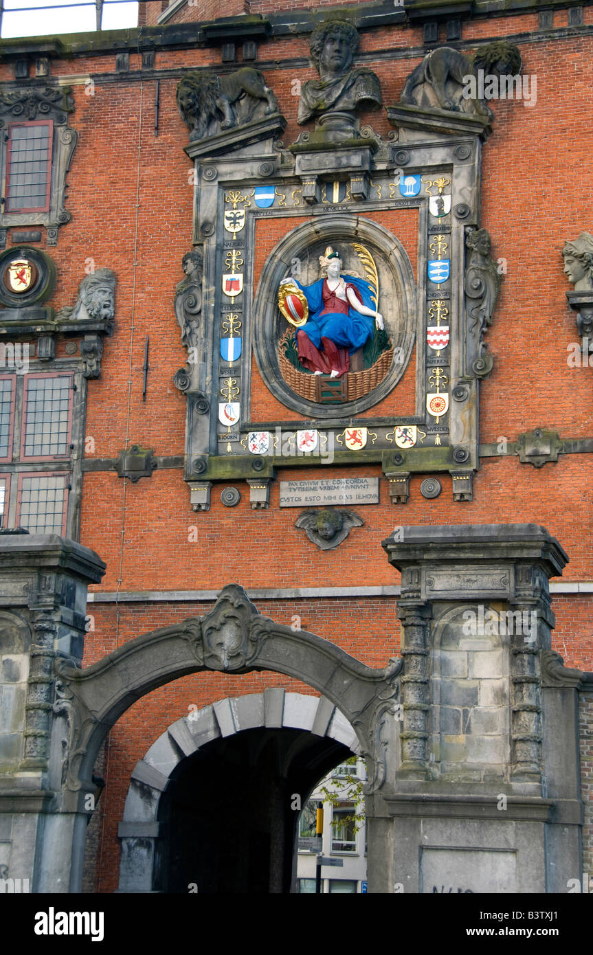 Paesi Bassi (aka Holland), Dordrecht. La cittadina più antica in Olanda. City Gate, Groothoofdspoort (aka Alva gate) lockside vista. Foto Stock