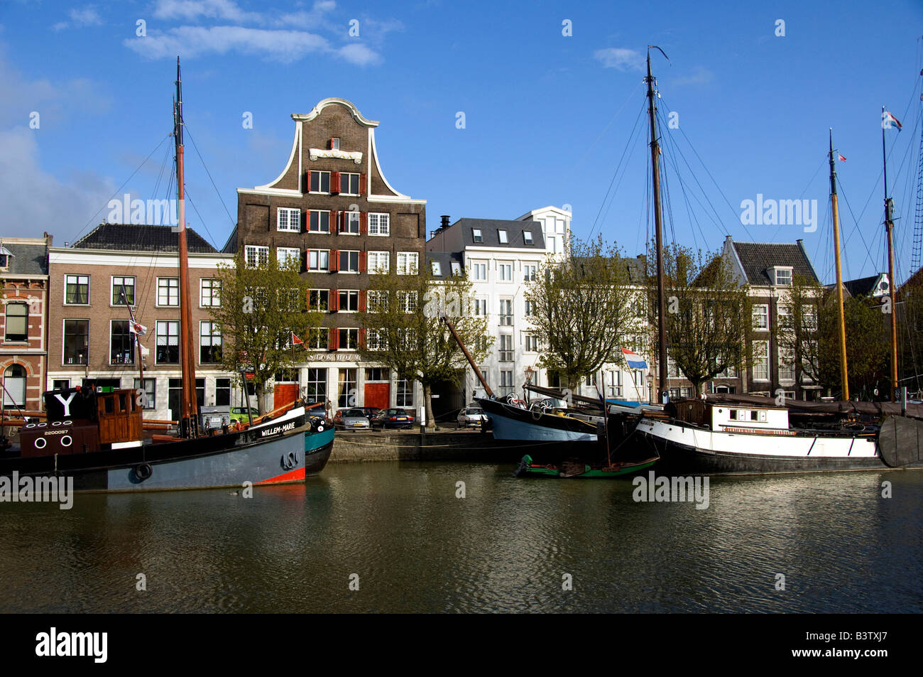 Europa, Paesi Bassi (aka Holland), Dordrecht. La cittadina più antica in Olanda chartered in 1220. Tipica cittadina di vista sul canale. Foto Stock