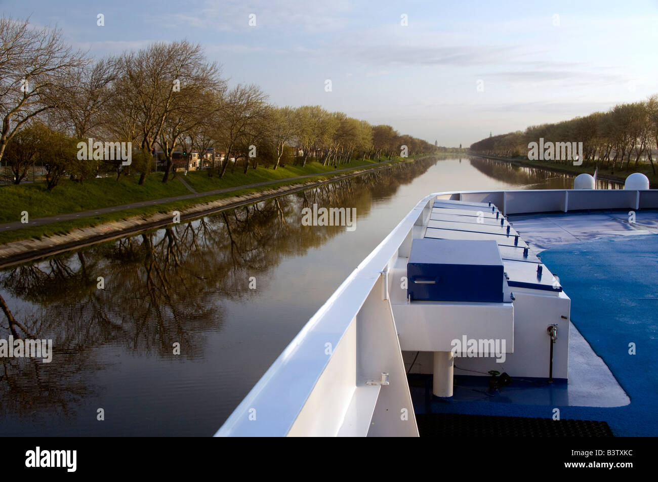 Paesi Bassi (aka Holland), Zeeland, Middelburg. Viste dal battello fluviale di dighe che circondano il sistema di canale a Middelburg. Foto Stock