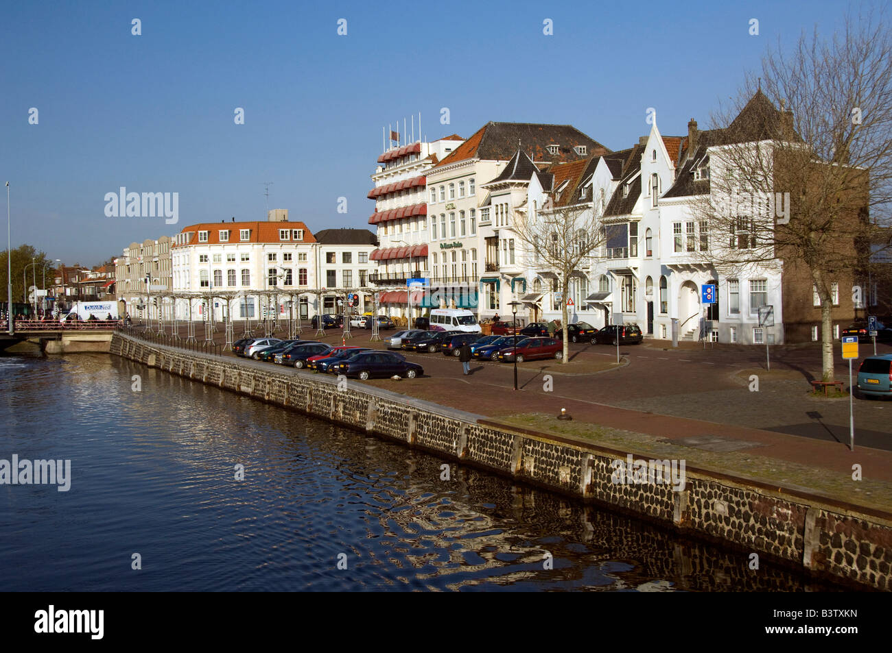 Europa, Paesi Bassi (aka Holland), Zeeland, Middelburg. La vista sulla città dal canale. Foto Stock