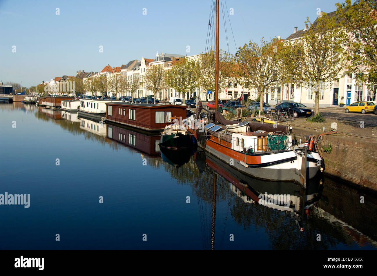 Europa, Paesi Bassi (aka Holland), Zeeland, Middelburg. Città viste sul canale. Foto Stock