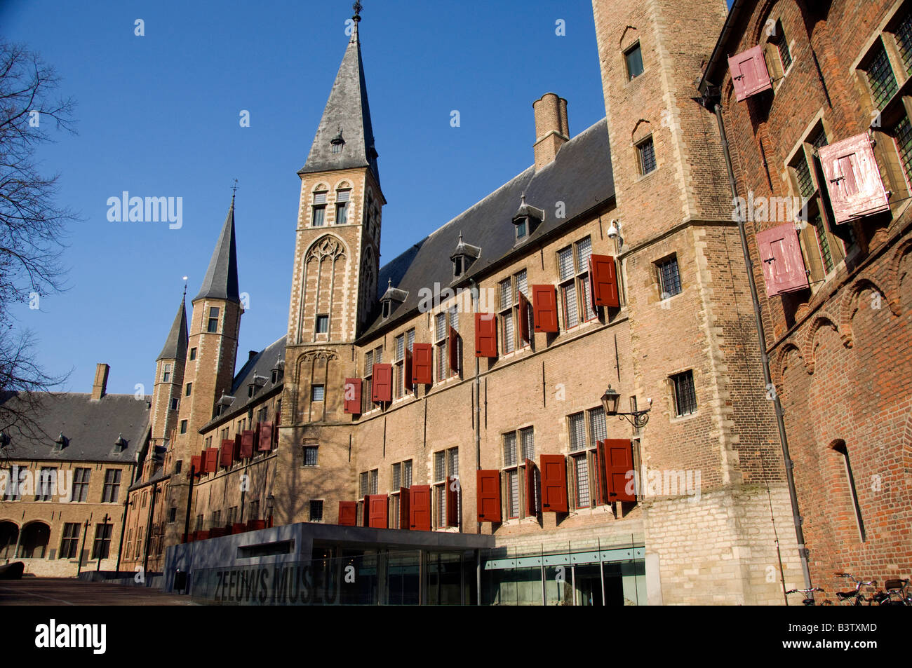 Paesi Bassi (aka Holland), Zeeland, Middelburg. Middelburg Abbey risale al 1100, casa di Jeeuws Museo Abbazia. Foto Stock