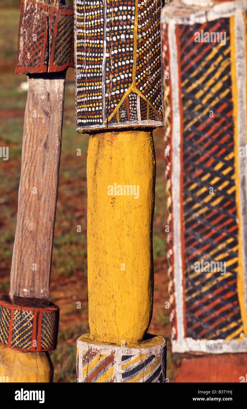 La sepoltura di pali, "Isole Tiwi", Australia Foto Stock