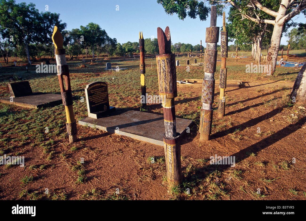 La sepoltura di pali, "Isole Tiwi", Australia Foto Stock