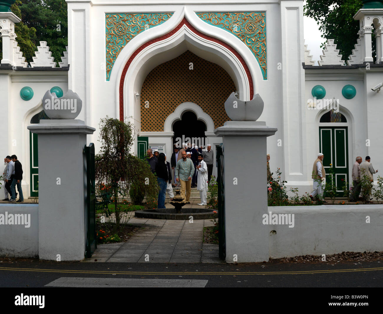Gli uomini lasciando Shaha Jahan moschea dopo la preghiera di Woking Surrey Foto Stock
