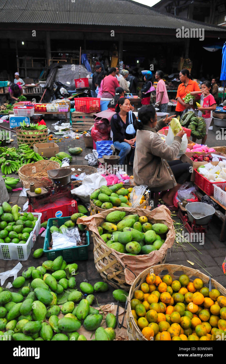 Fresca frutta tropicale per la vendita in ubud mercato mattutino, ubud , isola di Bali , Indonesia Foto Stock