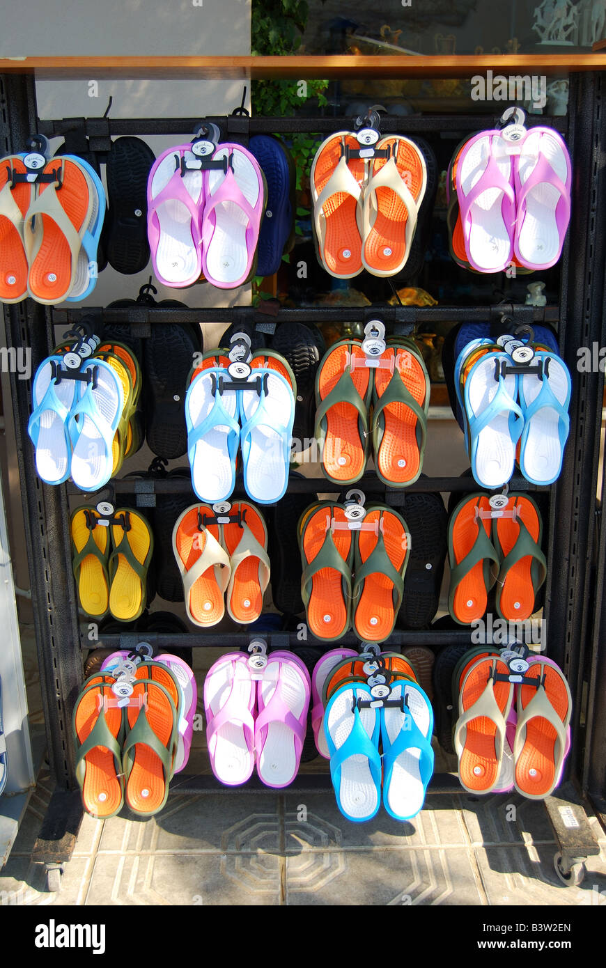 Croc calzature, lungomare Pefkohori, penisola Kassandra, Calcidica, Macedonia centrale, Grecia Foto Stock