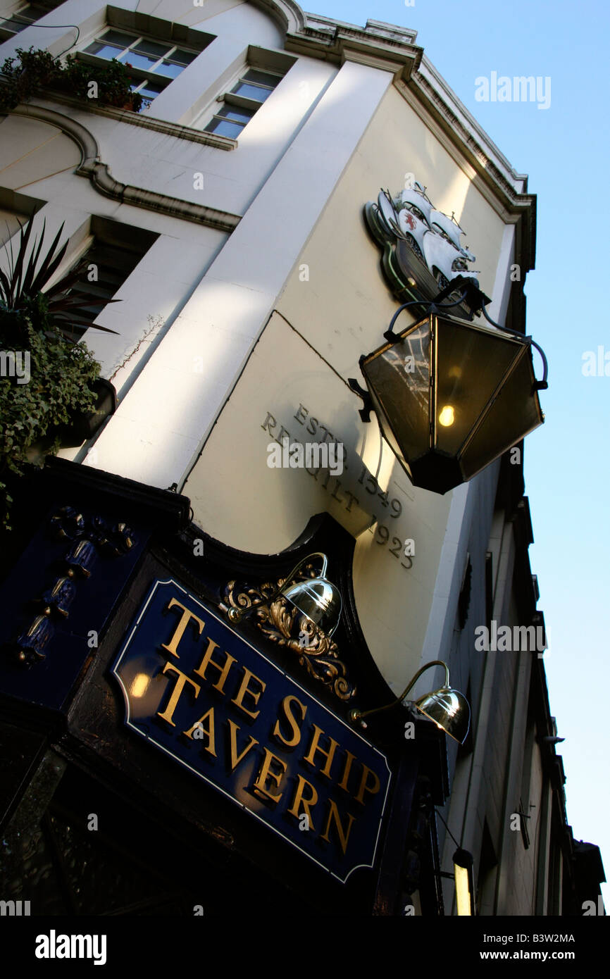 La nave Tavern di Holborn, Londra, Inghilterra Foto Stock