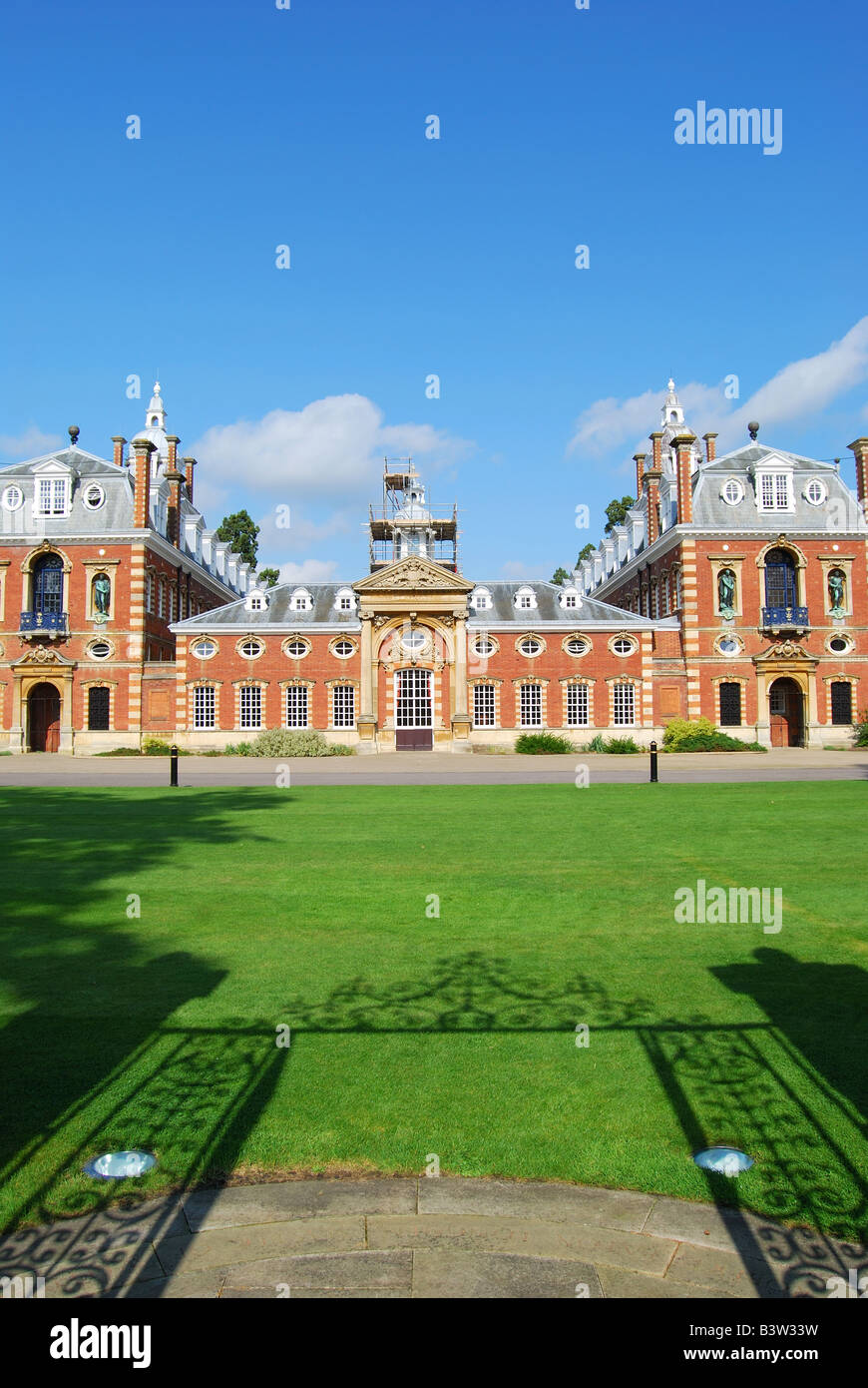 Vista dei principali edifici College dal fronte sud, Wellington College, Crowthorne, Berkshire, Regno Unito Foto Stock