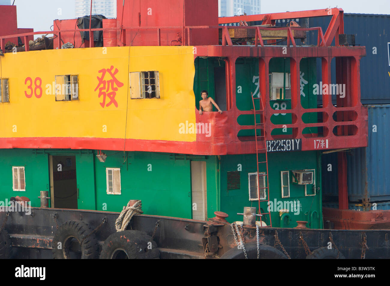 Dettaglio di una chiatta cinese che viene trainato in porto a Hong Kong Hong Kong Foto Stock