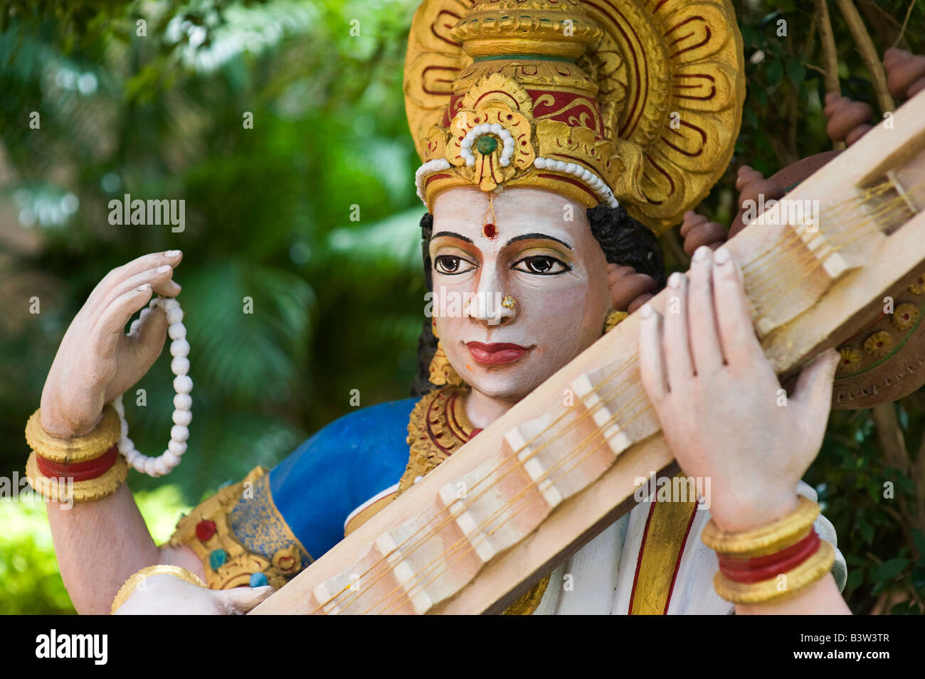 Indian Saraswati statua della dea. Puttaparthi, Andhra Pradesh, India Foto Stock