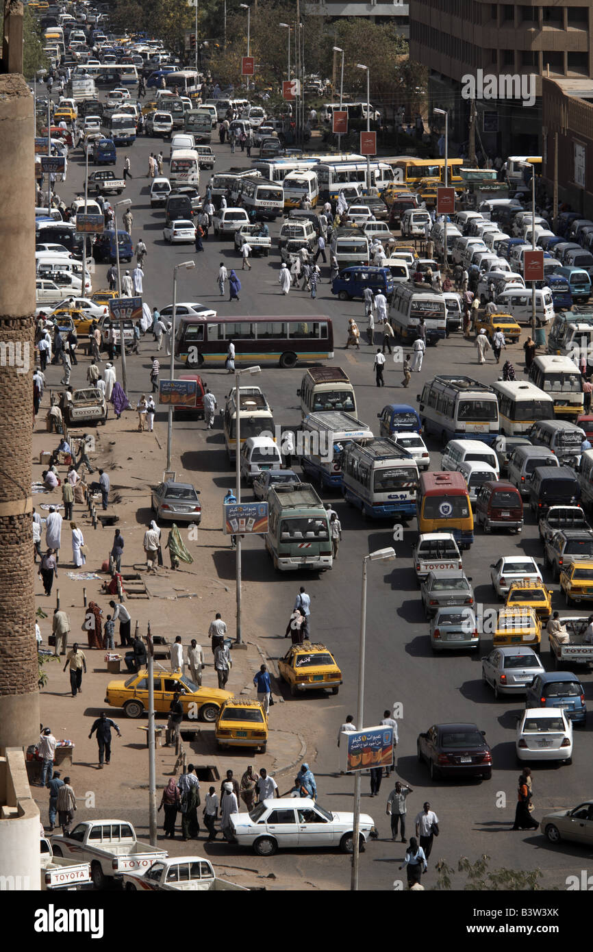 La mattina presto i blocchi del traffico la Sharia Pasha al Mek, una strada principale molto trafficata nel Souq Al-Arabi, Khartoum, Sudan Foto Stock