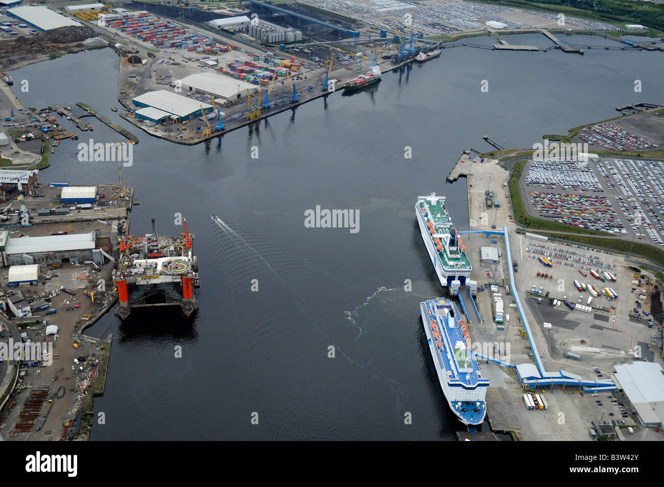 Fiume Tyne, Wallsend, Newcastle Upon Tyne, nel nord-est dell' Inghilterra con North Sea Ferries e olio piattaforma essendo riparato Foto Stock