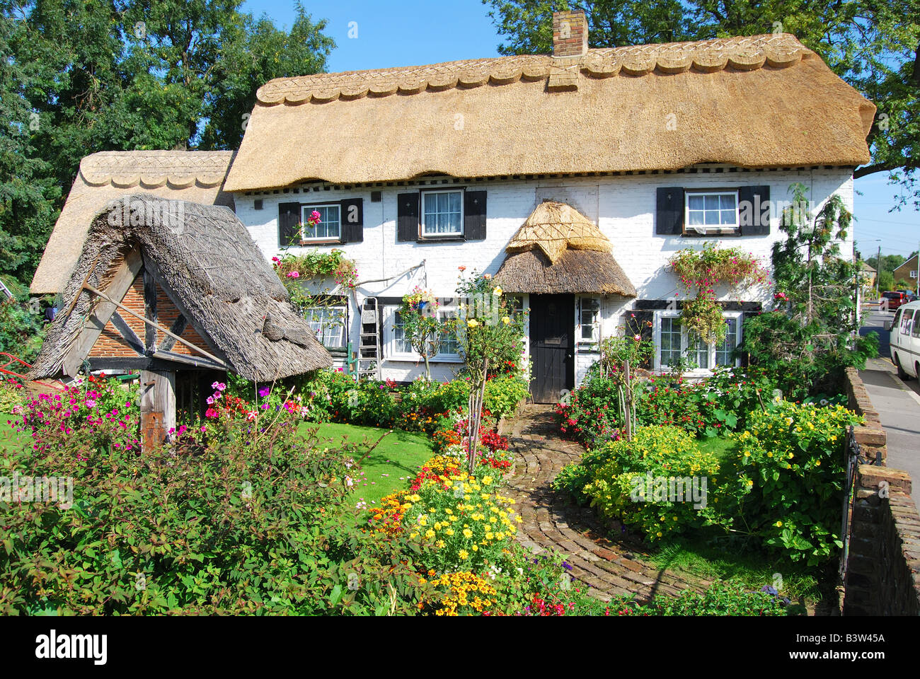 Cottage con tetto in paglia e giardino, Longford Village, London Borough of Hillingdon, Greater London, England, Regno Unito Foto Stock