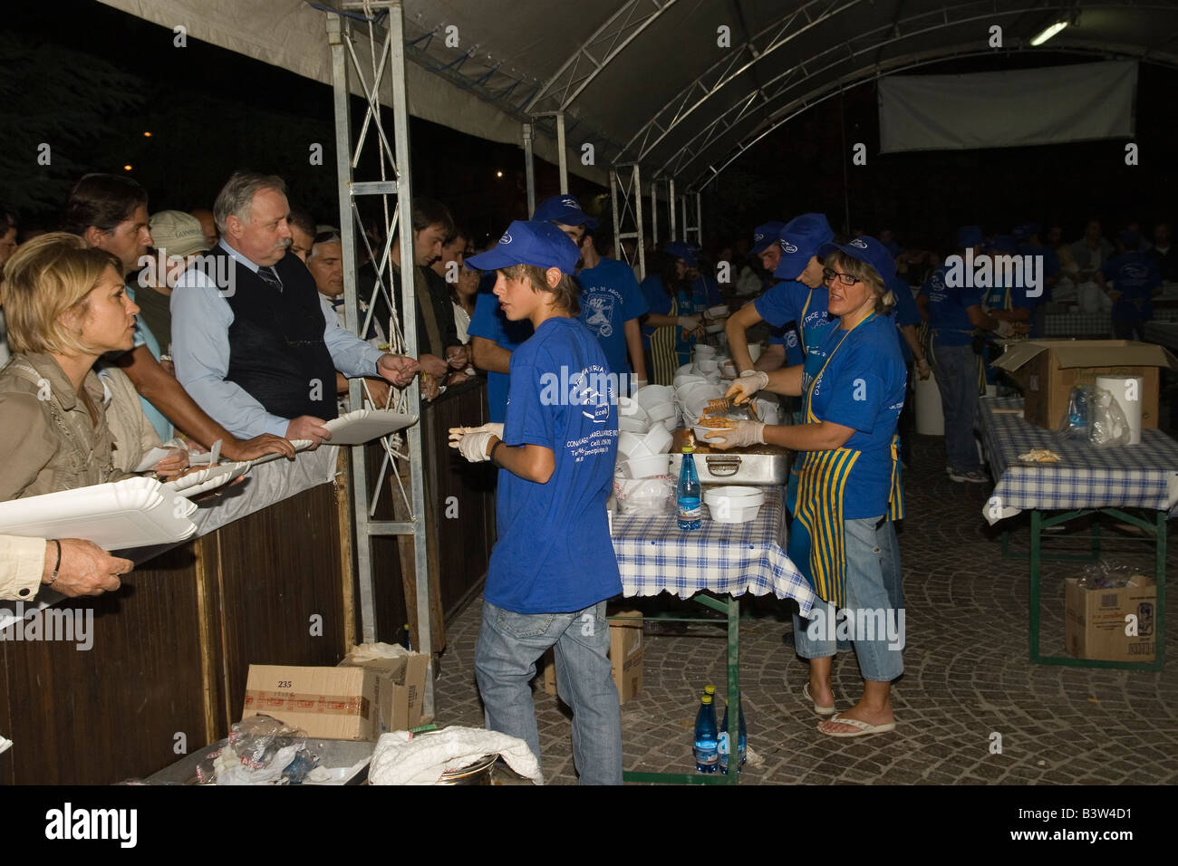 Servire la pasta per Amatriciana festival in Italia Foto Stock