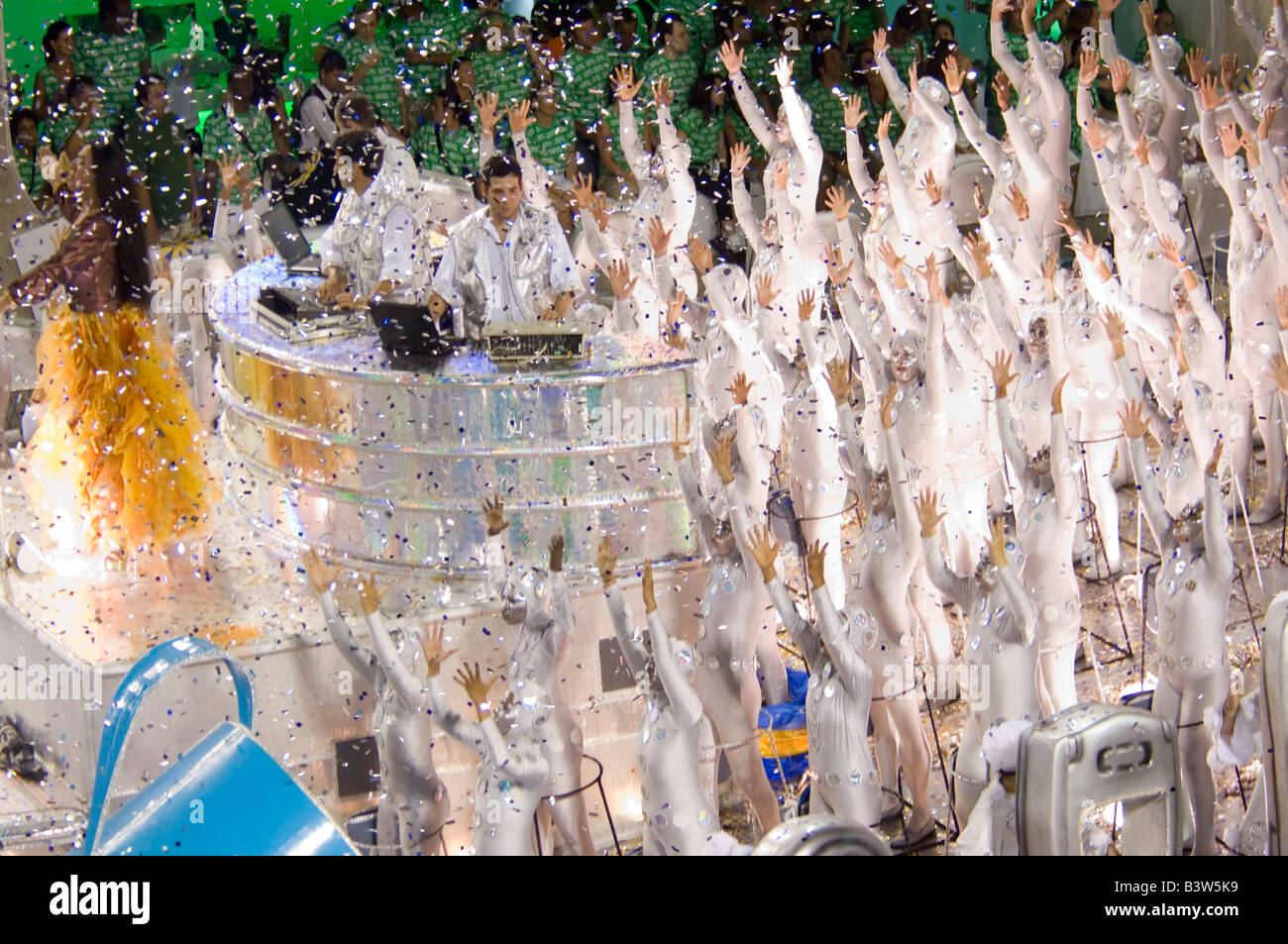 Una vista ravvicinata della scuola di samba partecipanti al carnevale di Rio Sambadrome. Foto Stock