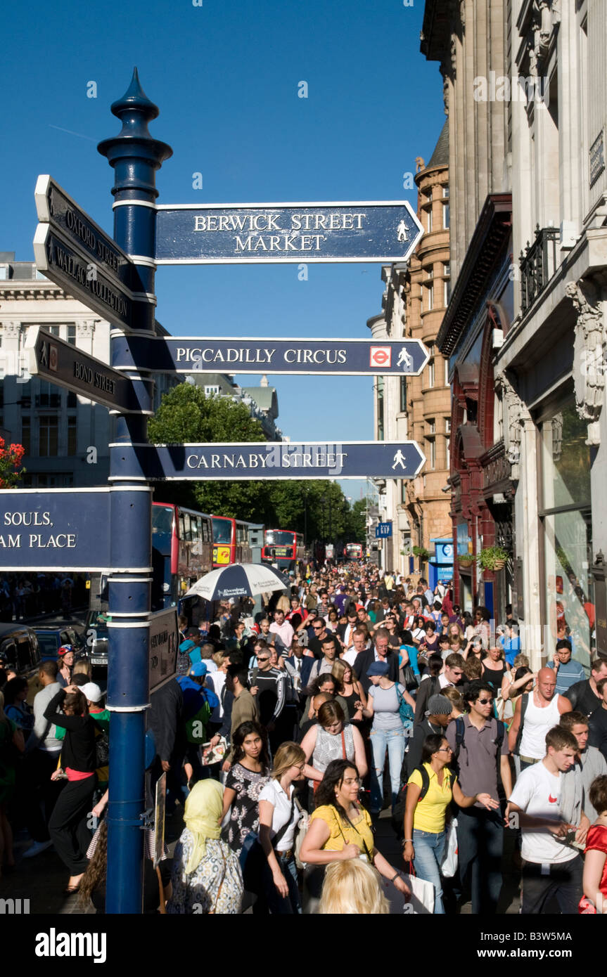 La folla degli acquirenti su Oxford Street Londra Inghilterra REGNO UNITO Foto Stock